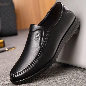 2019 Jednoduché a elegantné priedušné a dobre sa nosí pánske topánky kožené business bežné mäkké dno jemnú pokožku otec topánky muž