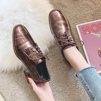 Malé kožené topánky žena Britský štýl 2020 jeseň nové divoké silné päty lakovanej kože jednej topánky móda bežné dámske topánky